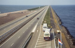 (Blick von der Straßenbrücke auf die 30 km lange Straße (links die Nordsee, rechts das Ijsselmeer)